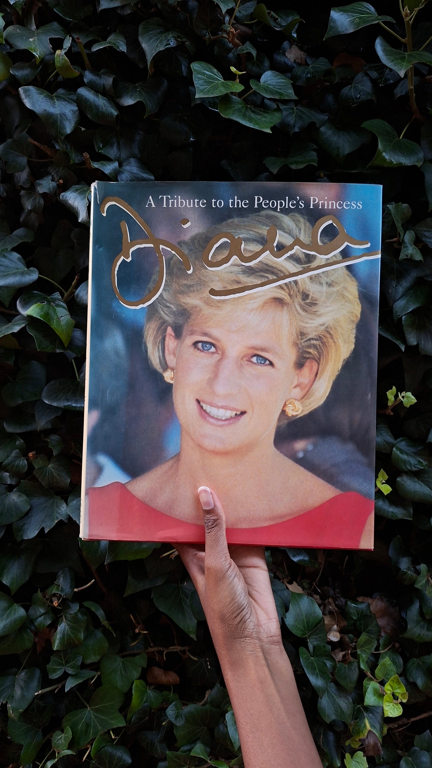 Diana: A TRIBUTE TO THE PEOPLES PRINCESS